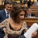 El presidente del Gobierno, Pedro Sánchez y la ministra de Hacienda, María Jesús Montero, durante una sesión de control al Gobierno, en el Congreso de los Diputados