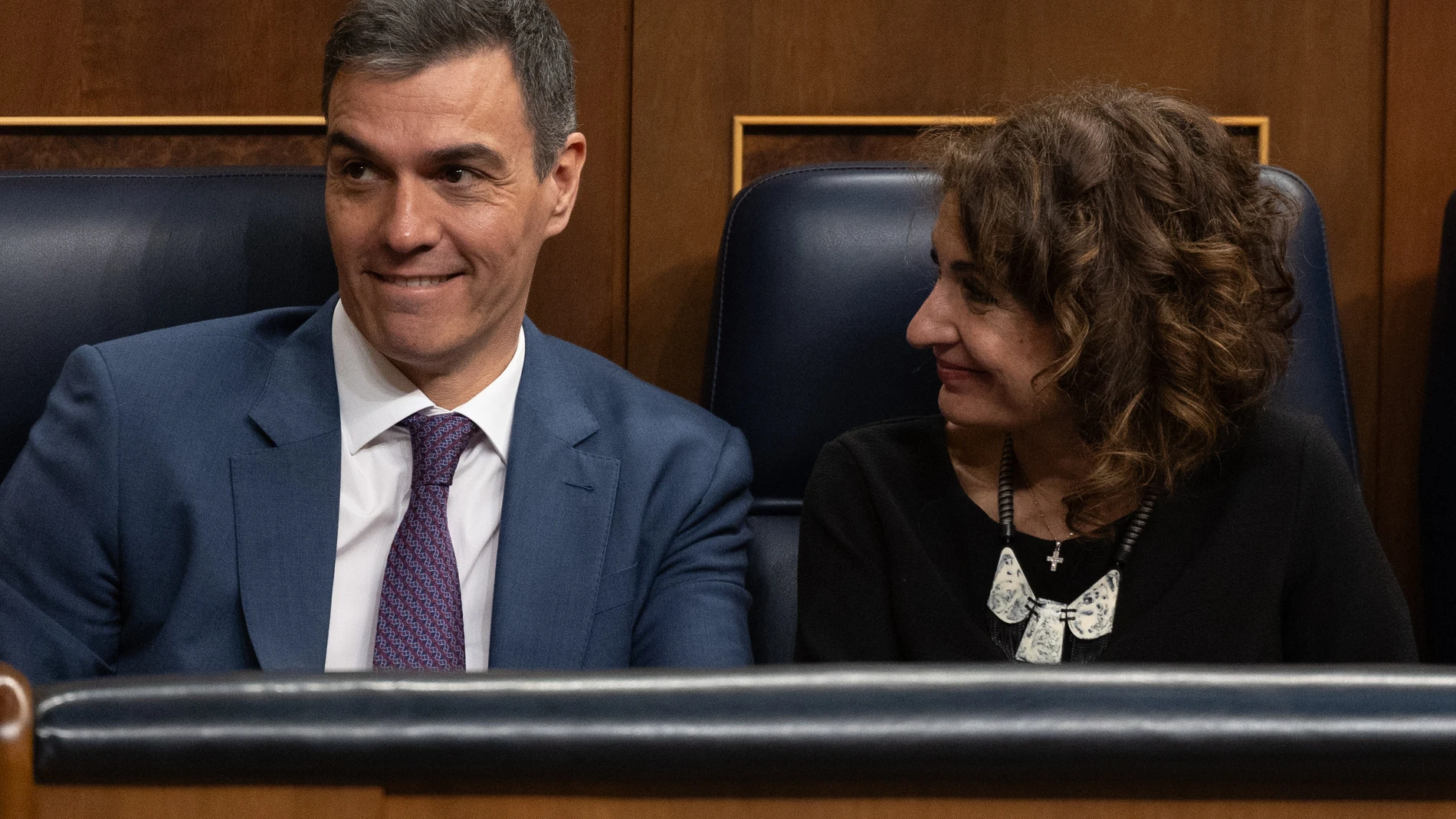 El presidente del Gobierno, Pedro Sánchez, y la vicepresidenta primera y ministra de Hacienda, María Jesús Montero, tras quedar aprobada la Ley de amnistía, durante una sesión plenaria, en el Congreso de los Diputados, a 14 de marzo de 2024, en Madrid (España). El Pleno ha debatido el dictamen del Proyecto de Ley por el que se regulan las enseñanzas artísticas superiores y se establece la organización y equivalencias de las enseñanzas artísticas profesionales. Este proyecto de ley tiene por o...