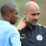 Fernandinho, junto a Pep Guardiola