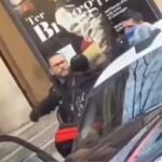 Momento en que un policía de Módena golpea a un ciudadano que se negó a identificarse