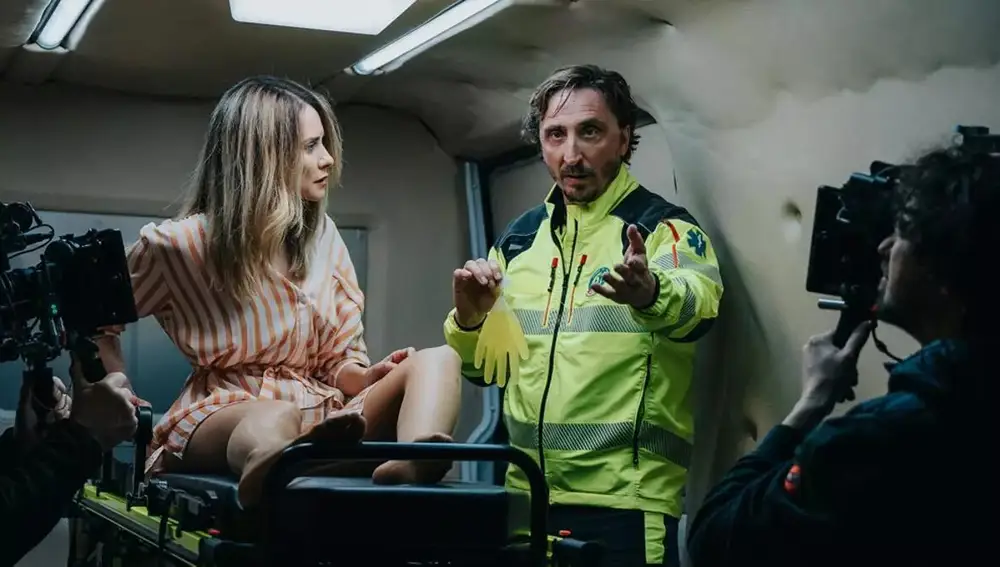 Elena Ballesteros e Iván Massagué durante el rodaje de la serie 'Atasco'