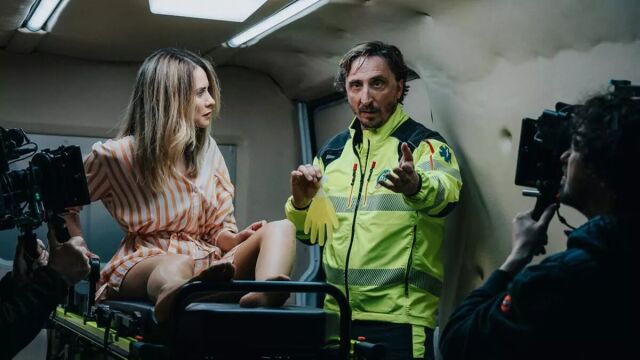 Elena Ballesteros e Iván Massagué durante el rodaje de la serie 'Atasco'