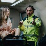 Elena Ballesteros e Iván Massagué durante el rodaje de la serie 'Atasco'
