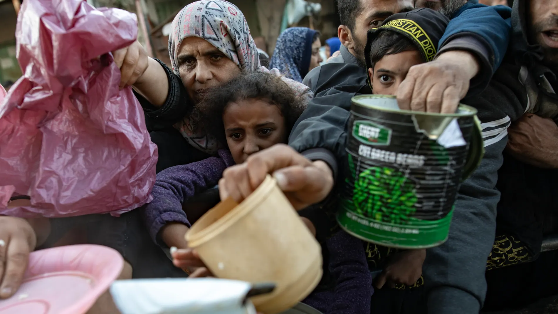 Gaza (---), 14/03/2024.- Internally displaced Palestinians gather to collect food donated by a charity group before breakfast, on the fourth day of the holy month of Ramadan in Rafah, southern Gaza Strip, 14 March 2024. More than 31,000 Palestinians and over 1,300 Israelis have been killed, according to the Palestinian Health Ministry and the Israel Defense Forces (IDF), since Hamas militants launched an attack against Israel from the Gaza Strip on 07 October 2023, and the Israeli operations ...
