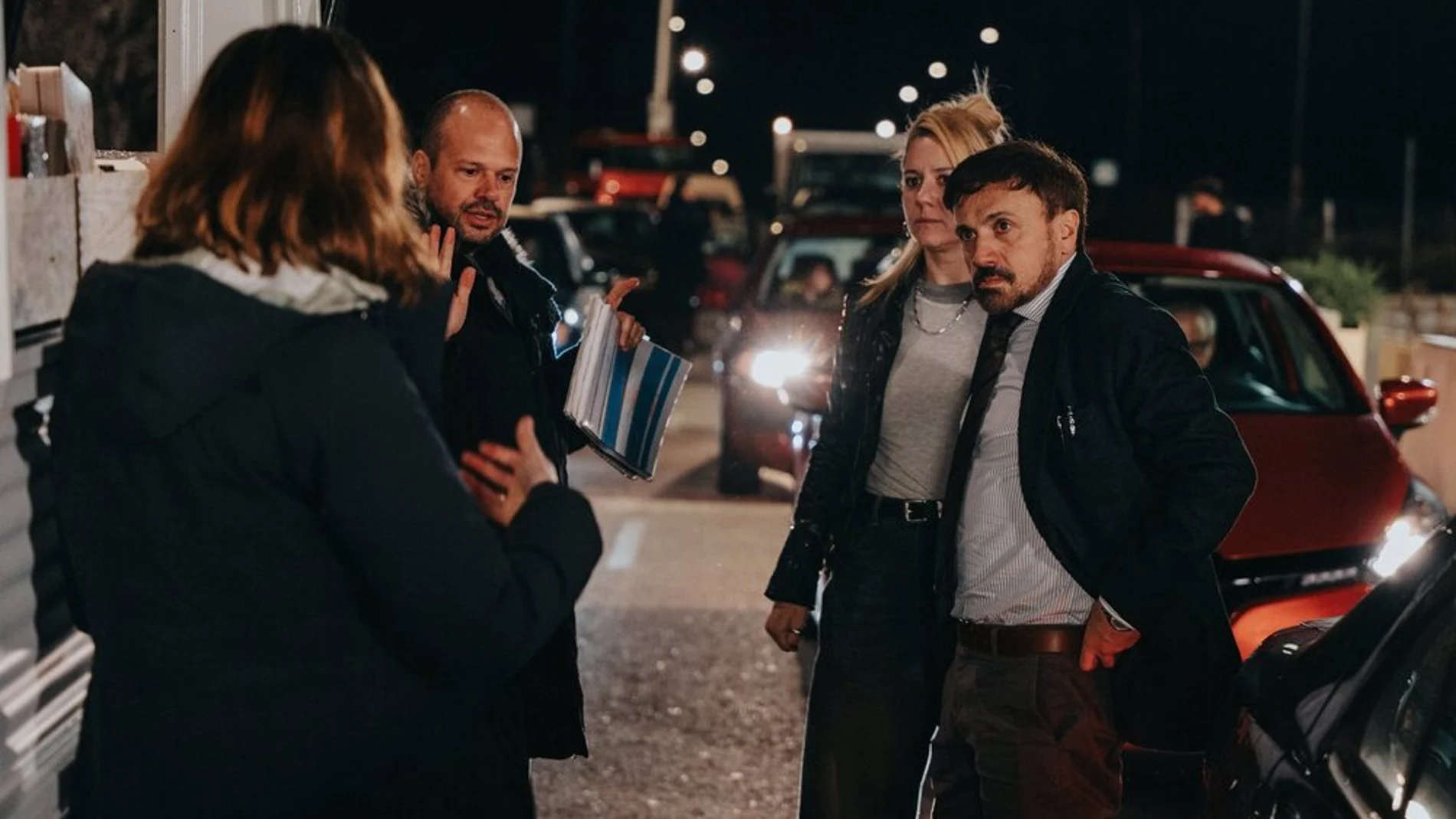 José Mota y Henar Álvarez durante el rodaje de la serie 'Atasco'