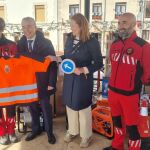La directora de la Agencia de Protección Civil y Emergencias, Irene Cortés, acompañada del alcalde de Poza de la Sal, Domingo Núñez Movilla, y del delegado territorial de Burgos, Roberto Saiz Alonso, entregan el material