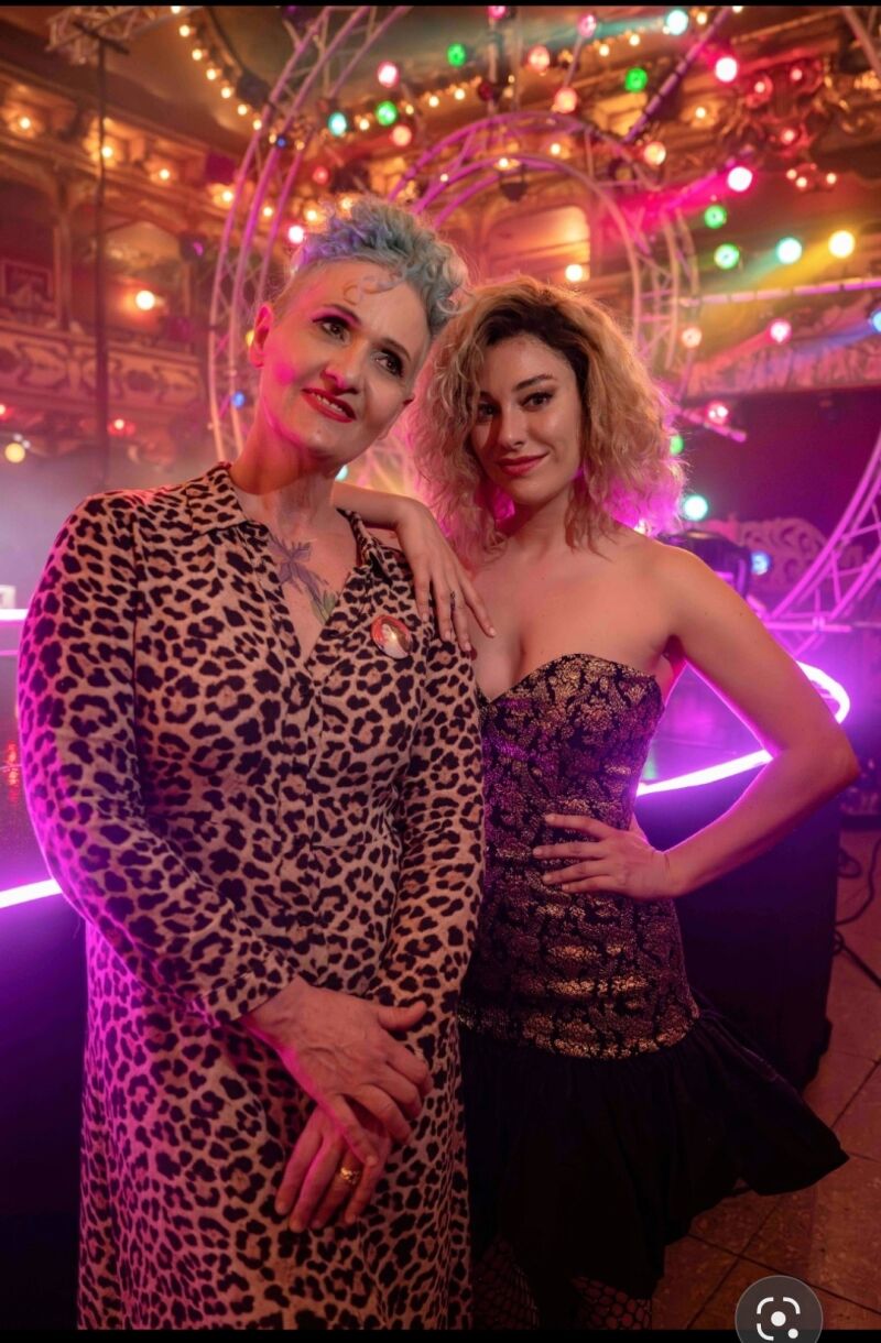 Lourdes y Blanca Suarez en la película de Locomía