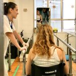 Eva hace rehabilitación intensa, mañana y tarde, para poder disfrutar de la máxima autonomía posible a pesar de su lesión de médula