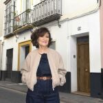 Carmen Calvo, frente a la casa sevillana que anteriormente acogió la librería Fulmen