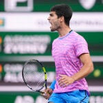 Alcaraz celebra un punto en su partido ante Zverev