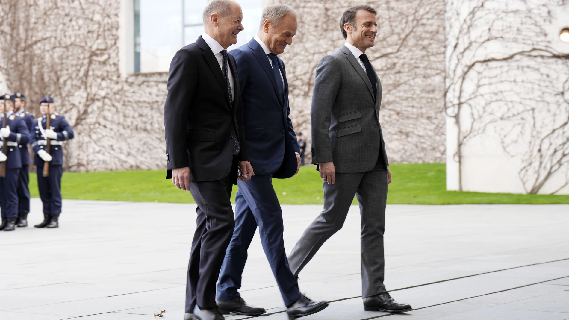 March 15, 2024, Berlin, Berlin, Deutschland: Olaf Scholz, Donald Tusk und Emmanuel Macron beim Empfang des Ministerpräsidenten von Polen und des Staatspräsidenten der Französischen Republik mit militärischen Ehren zu einem gemeinsamen Gespräch mit dem Bundeskanzler im Bundeskanzleramt. Berlin, 15.03.202415/03/2024