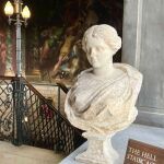 Burghley House es una mansión renacentista impresionante con una rica historia, hermosos jardines y una importante colección de arte y antigüedades