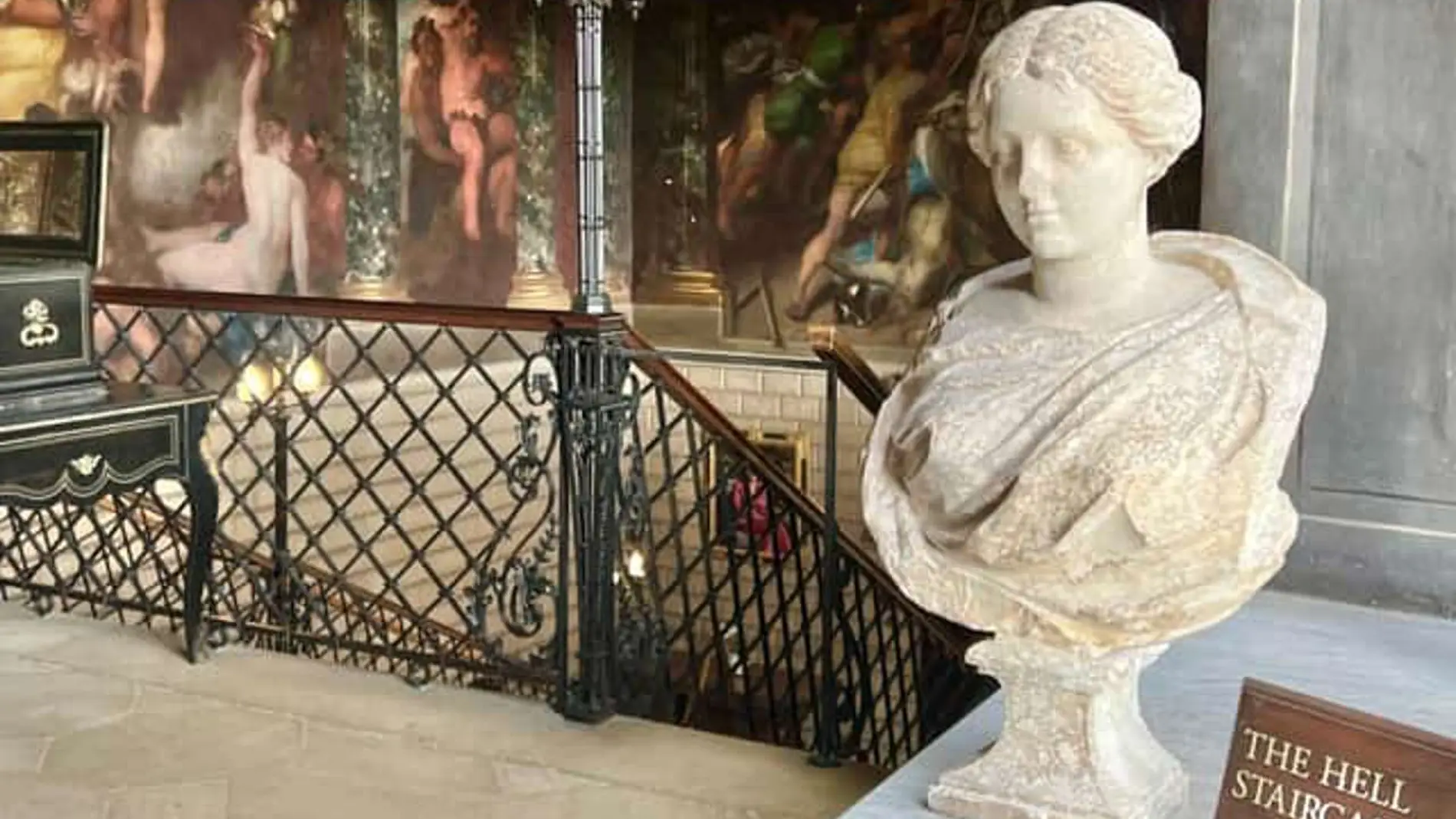 Burghley House es una mansión renacentista impresionante con una rica historia, hermosos jardines y una importante colección de arte y antigüedades