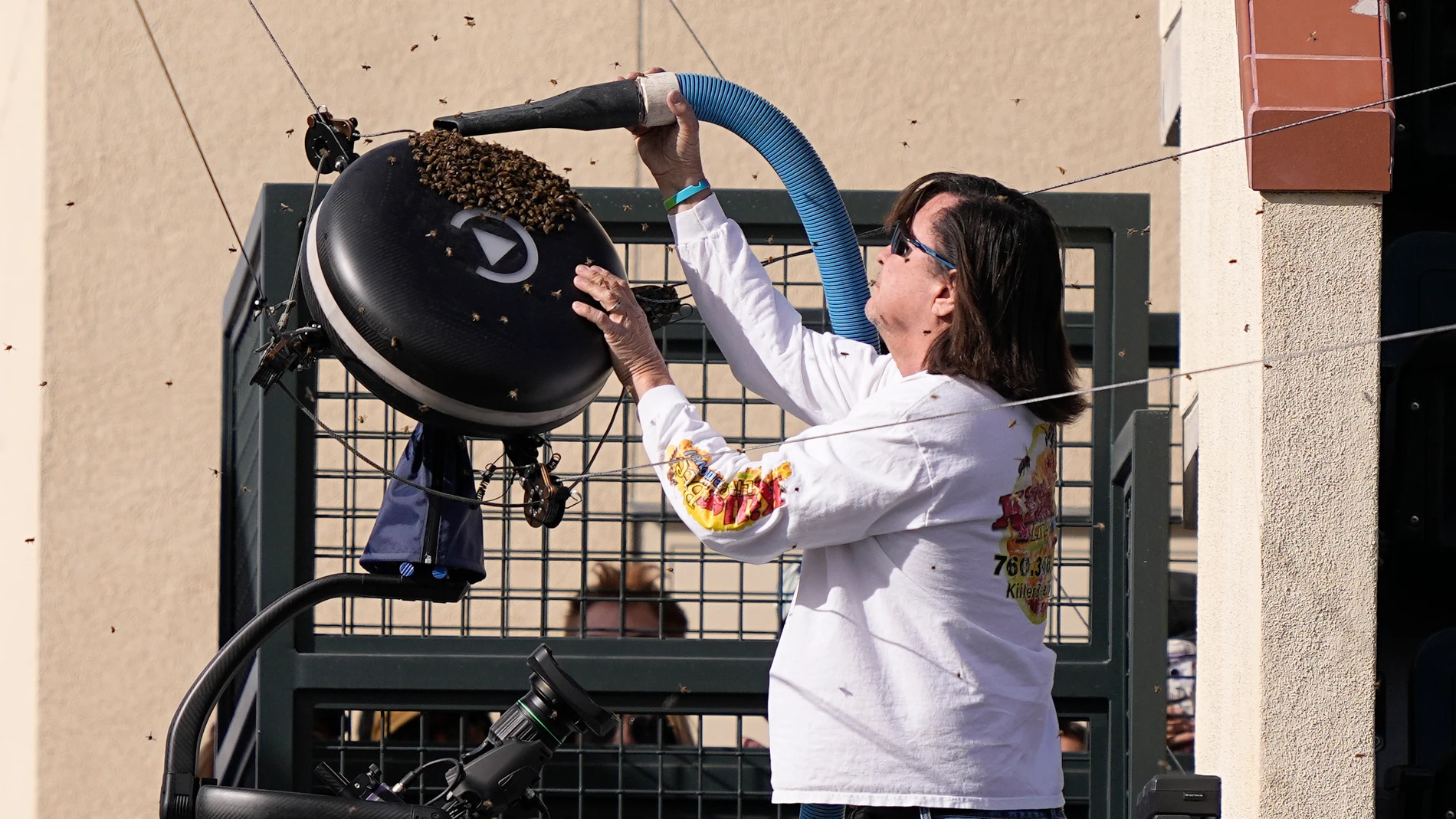 Lance Davis y el aspirador con el que recogió el enjambre de abejas en la central de Indian Wells