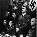Imagen de Hitler delante de un árbol de Navidad