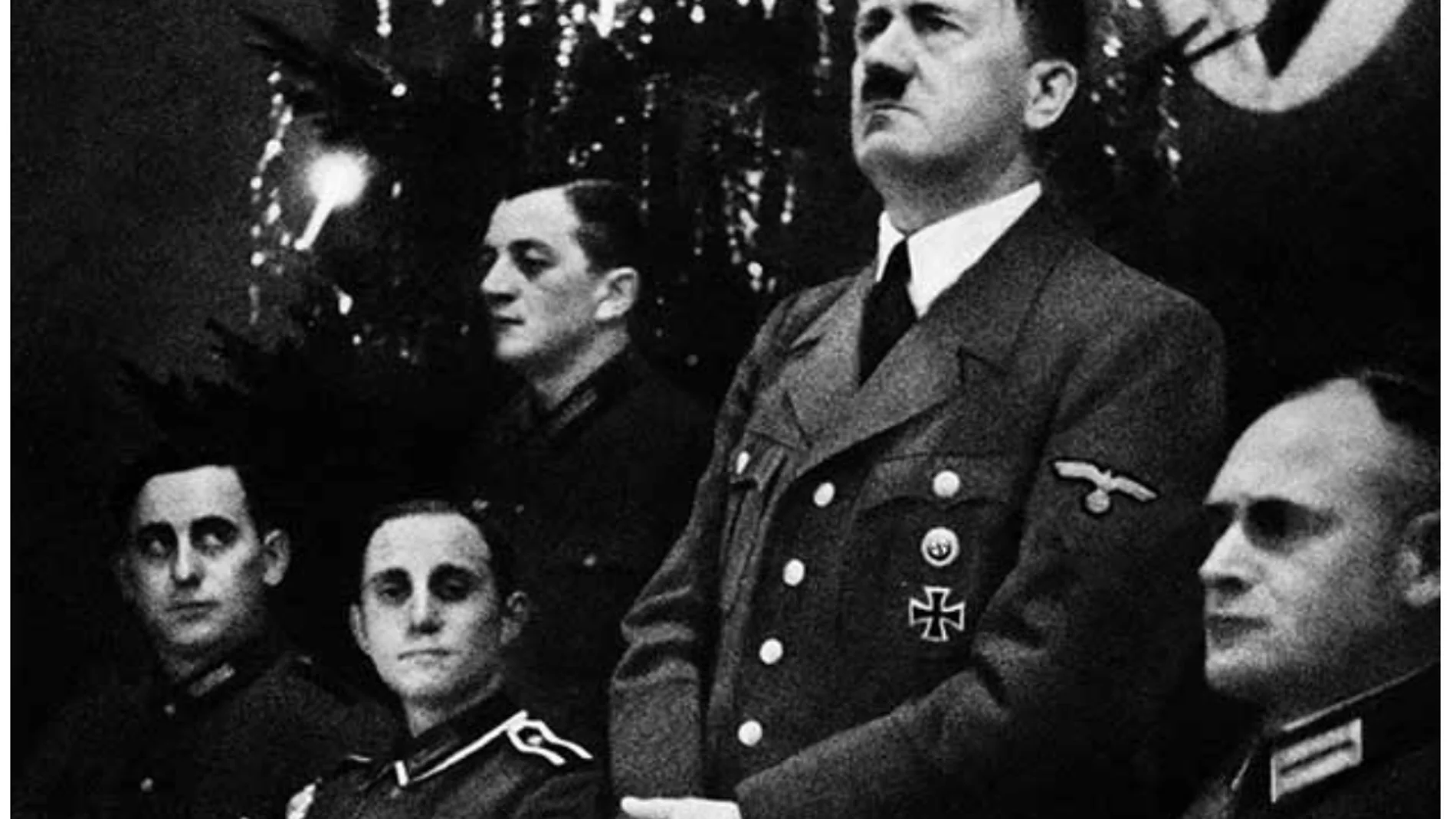 Imagen de Hitler delante de un árbol de Navidad
