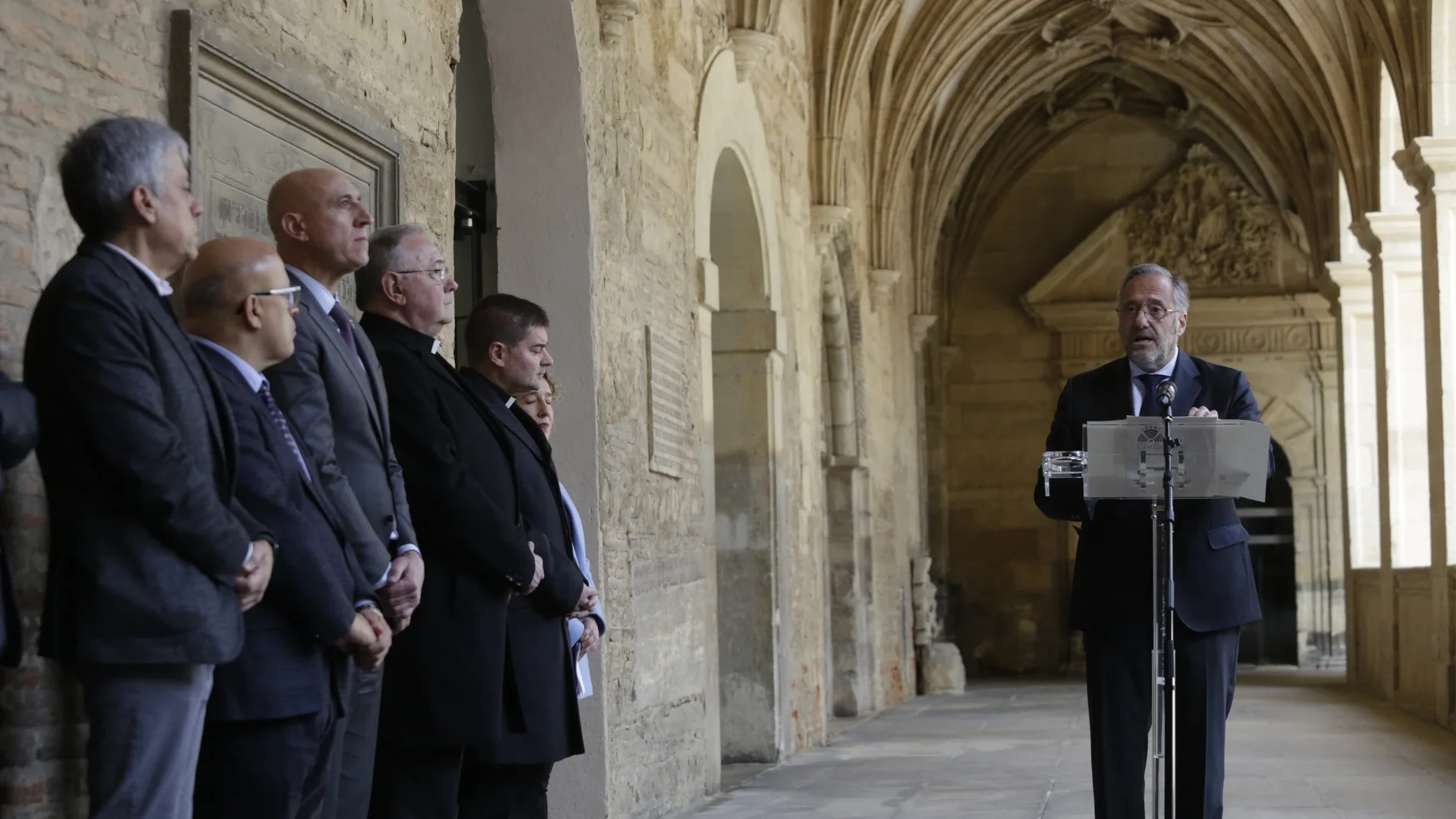 El presidente de las Cortes, Carlos Pollán, interviene en la inauguración de la exposición en el Museo de la Colegiata de León