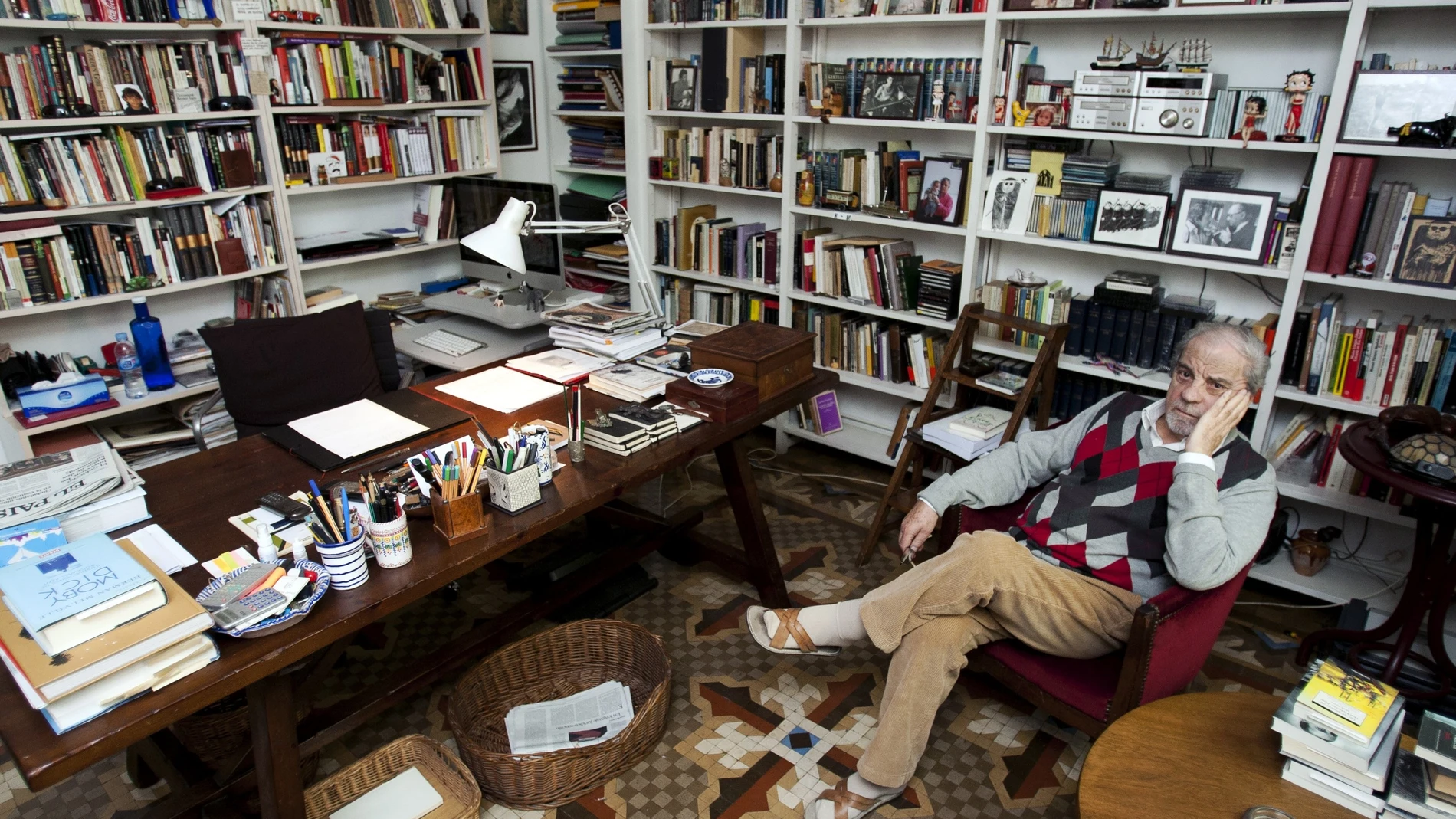 Una imagen de Juan Marsé en su estudio barcelonés