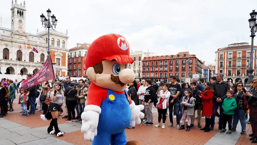 Desfile de cosplay en la Plaza Mayor de Valladolid