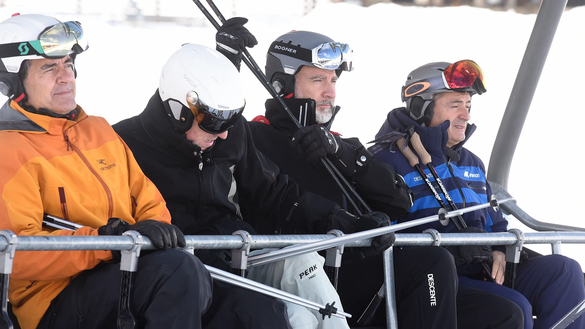 FORMIGAL (HUESCA), 16/03/2024.-El Rey Felipe VI (2d), en el telesilla de la estación de esquí de Formigal, donde ha acudido este sábado.-EFE/ Javier Blasco