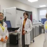 Las doctoras María Isidoro, Esther Mª Moreno y Mª Dolores Ludeña, del Complejo Asistencial de Salamanca
