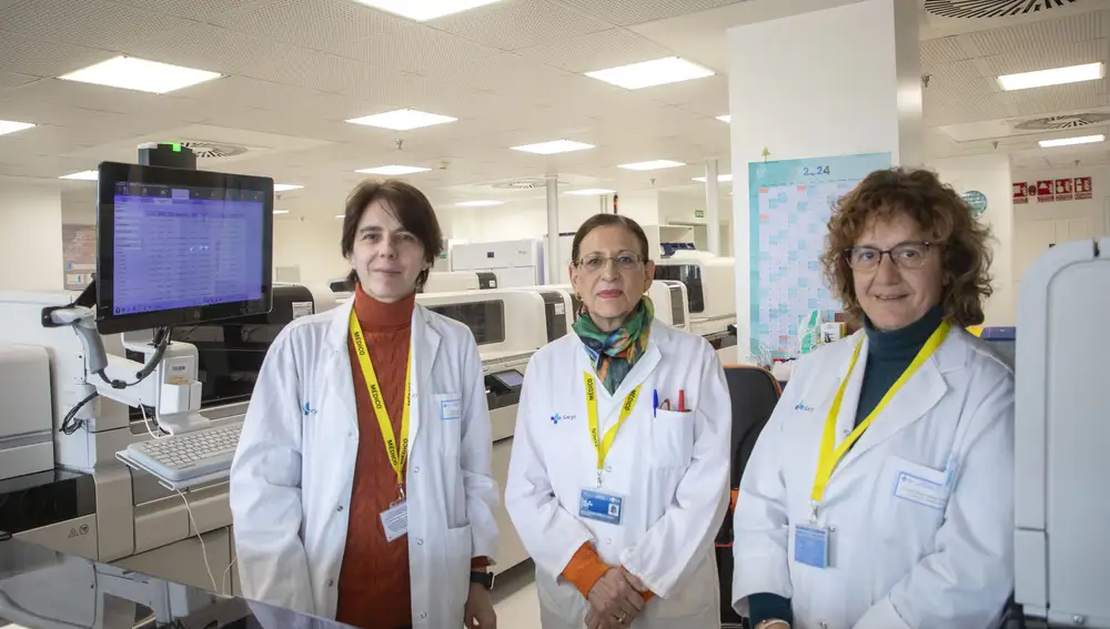 Las doctoras María Isidoro, Esther Mª Moreno y Mª Dolores Ludeña, del Complejo Asistencial de Salamanca