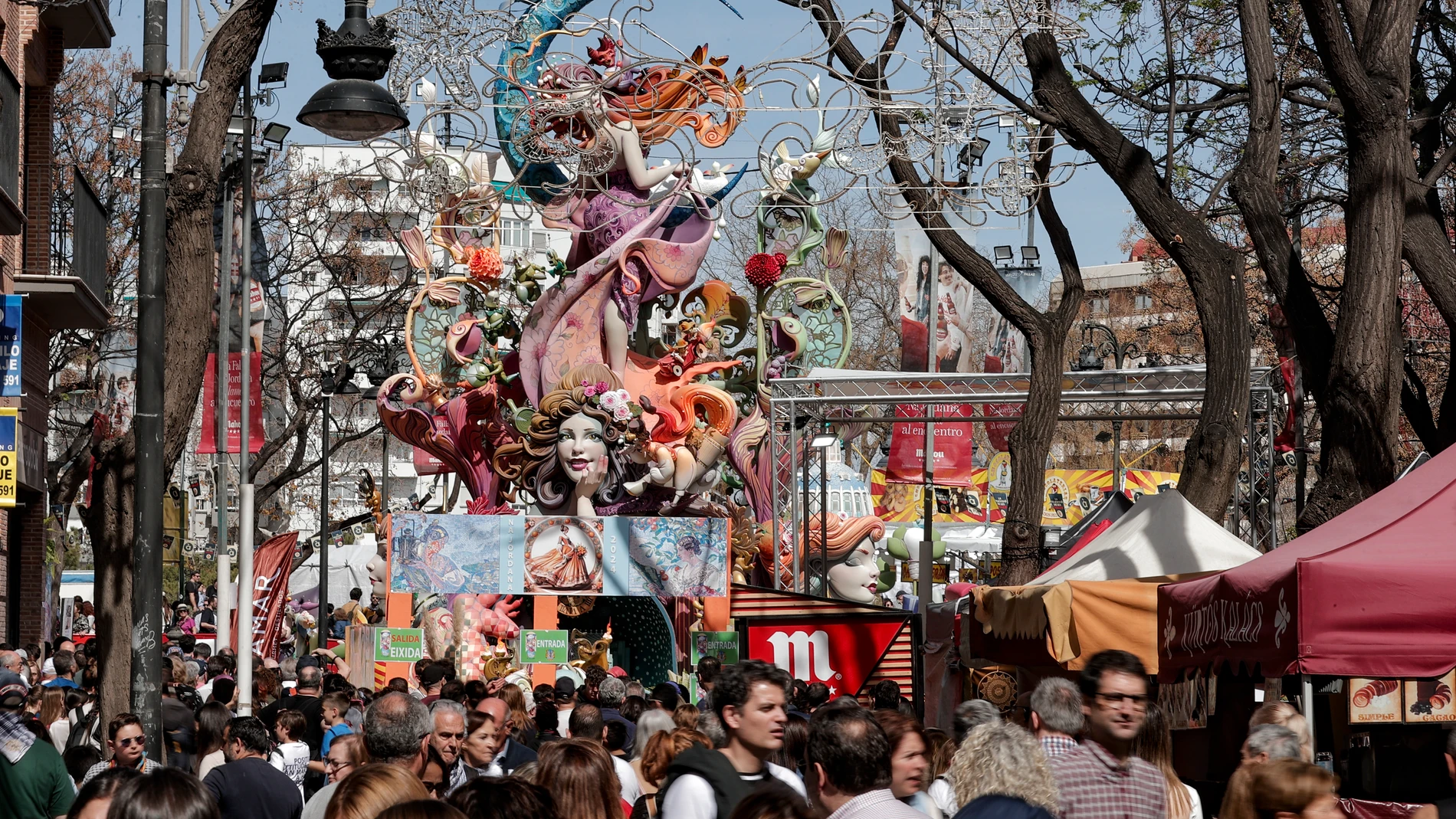 GRAFCVA9270. VALENCIA, 16/03/2024.- Pasear junto a otras miles de personas para ver las fallas que se plantan en todas las calles de la ciudad tomando chocolate con buñuelos, tirando petardos y hacer muchas fotos es lo habitual estos días por la ciudad de València que vive los días centrales de las fiestas falleras. EFE/Manuel Bruque
