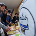 Asociación Bokatas, jóvenes voluntarios universitarios que reparten bocadillos entre los más desfavorecidos 