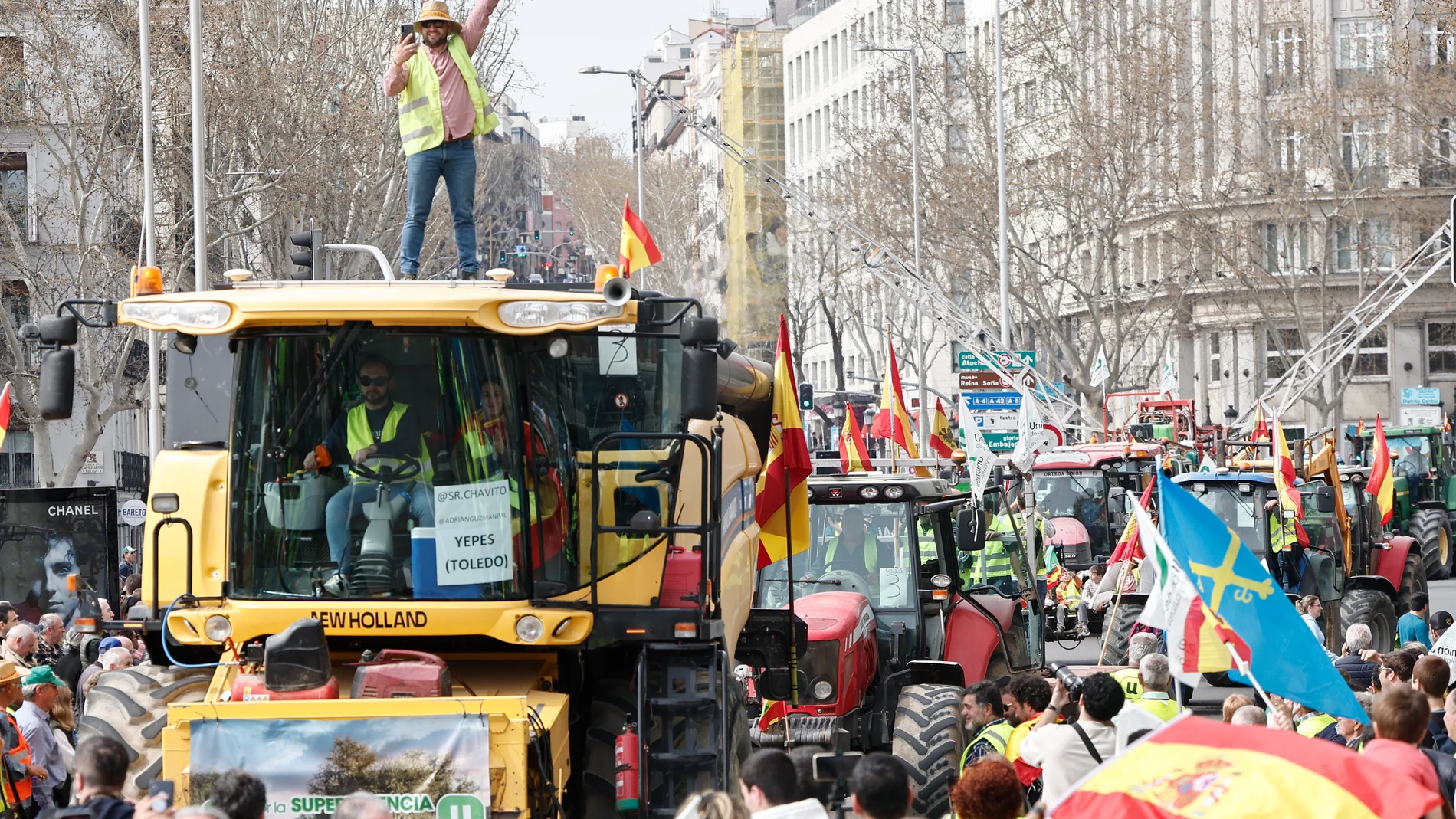 MADRID, 17/03/2024.- Agricultores y ganaderos participan en una tractorada de protesta en Madrid este domingo. Los agricultores y ganaderos han empezado ya a concentrarse en torno al Ministerio para la Transición Ecológica para iniciar la manifestación que unirá a entre 150 y 200 tractores, dos mil personas y 50 autobuses, convocados por Unión de Uniones, con el fin de pedir soluciones para el campo. EFE/Sergio Pérez