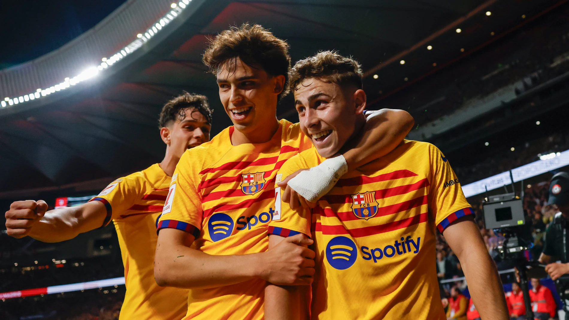 MADRID, 17/03/2024.- El centrocampista del Barcelona Fermín López (d) celebra con Joao Félix tras marcar el tercer gol ante el Atlético, durante el partido de Liga en Primera División que Atlético de Madrid y FC Barcelona disputan este domingo en el estadio Metropolitano. EFE/Juanjo Martín