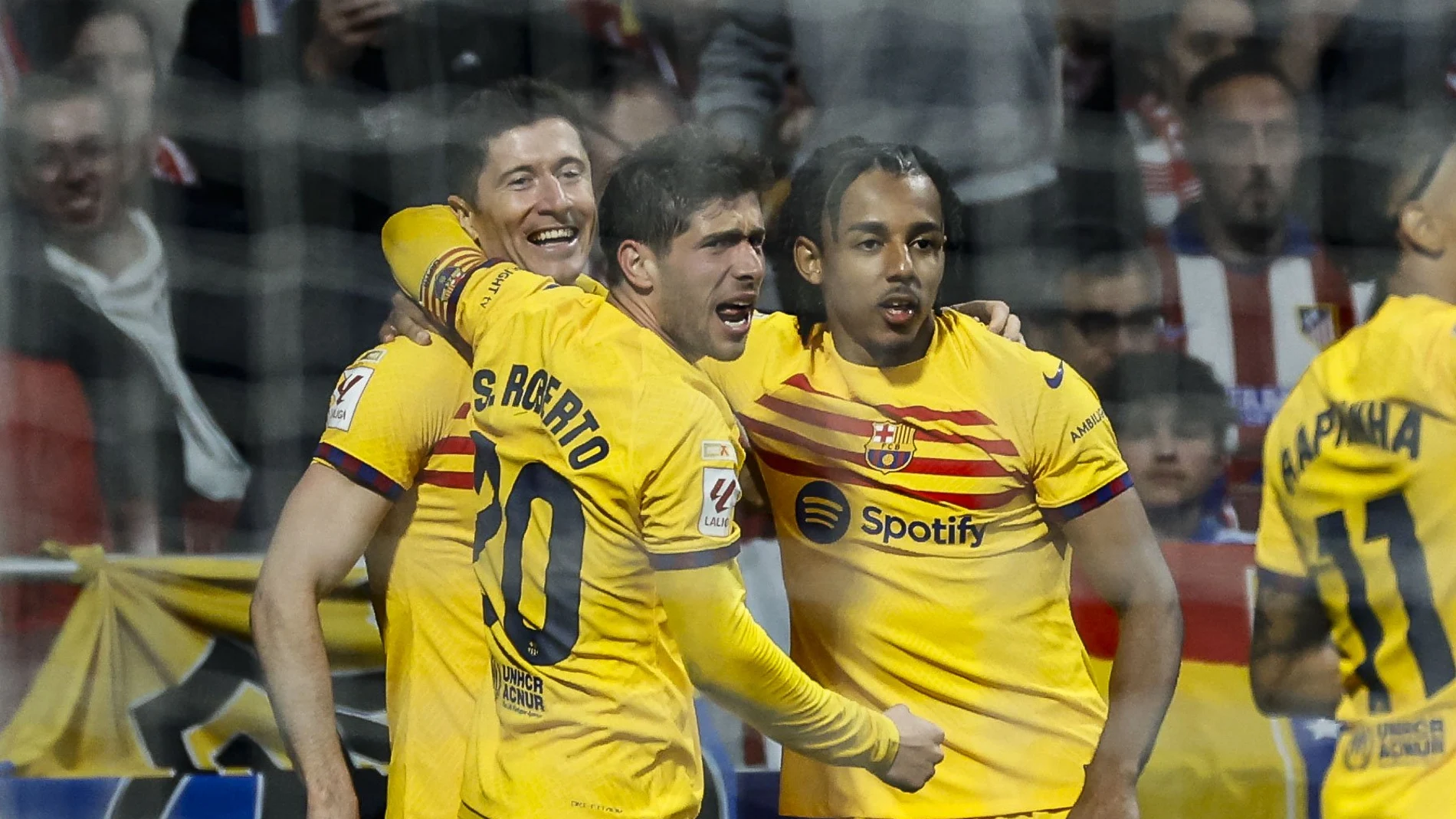 Sergi Roberto y Koundé felicitan a Lewandowski