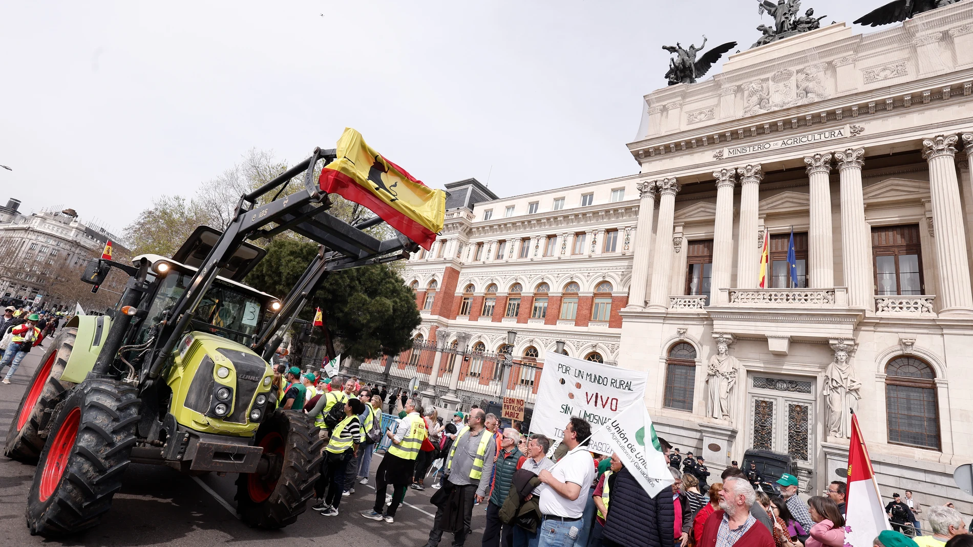 MADRID, 17/03/2024.- Agricultores y ganaderos protestan ante el Ministerio de Agricultura en Madrid este domingo. Los agricultores y ganaderos han empezado ya a concentrarse en torno al Ministerio para la Transición Ecológica para iniciar la manifestación que unirá a entre 150 y 200 tractores, dos mil personas y 50 autobuses, convocados por Unión de Uniones, con el fin de pedir soluciones para el campo. EFE/Sergio Pérez