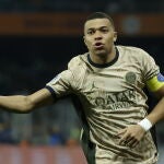 Kylian Mbappé celebra uno de sus tres goles al Montpellier