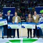 La Fundación ha hecho entrega de estos cheques en el partido entre el Unicaja y el Real Madrid.