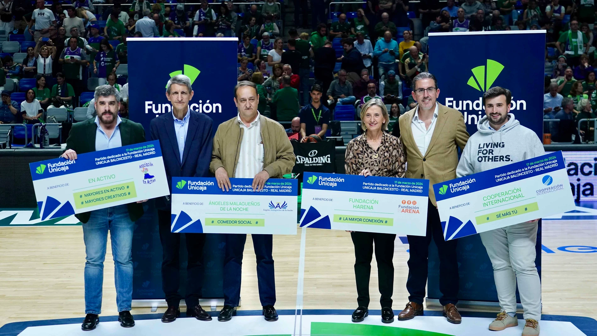 La Fundación ha hecho entrega de estos cheques en el partido entre el Unicaja y el Real Madrid. ALEX ZEA 17/03/2024