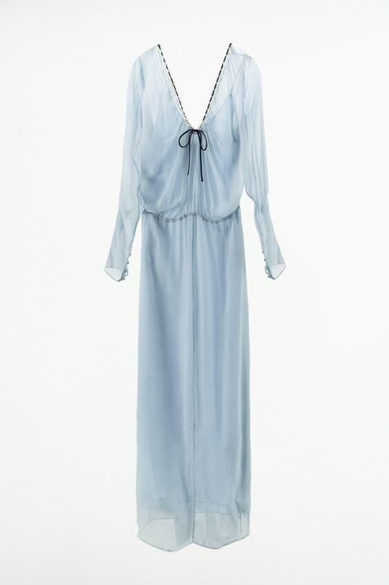 Vestido celeste con encajes.