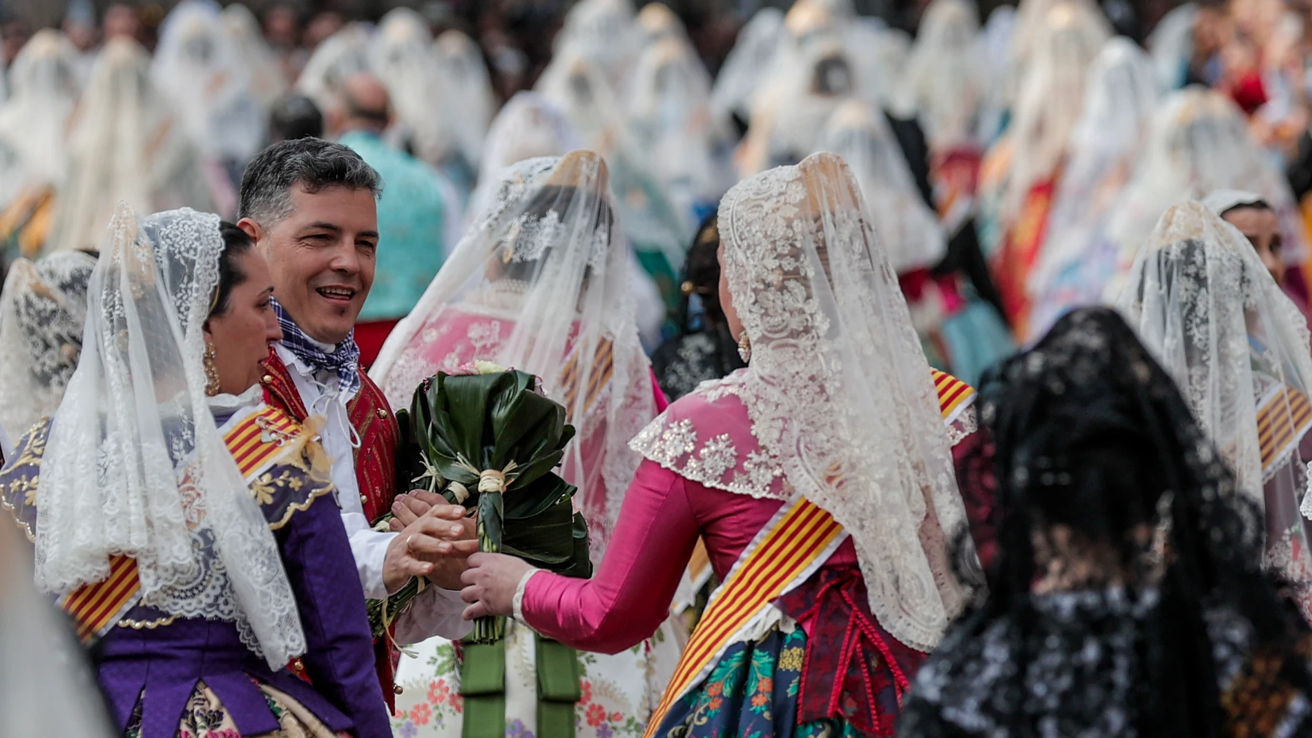 GRAFCVA9323. VALENCIA, 17/03/2024.- Un gran número de falleras participan en la Ofrenda floral a la Virgen de los Desamparados, el acto más devoto y multitudinario de las Fallas de València, que celebra la primera de sus dos maratonianas jornadas de destile ante la patrona del mundo fallero, que este año acogerá un río continuo de más de cien mil falleras y falleros para tejer el manto gigante de la "Geperudeta". EFE/Manuel Bruque