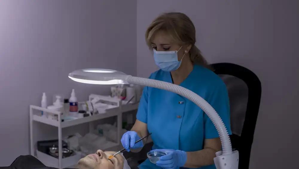 Realización de un peeling facial.