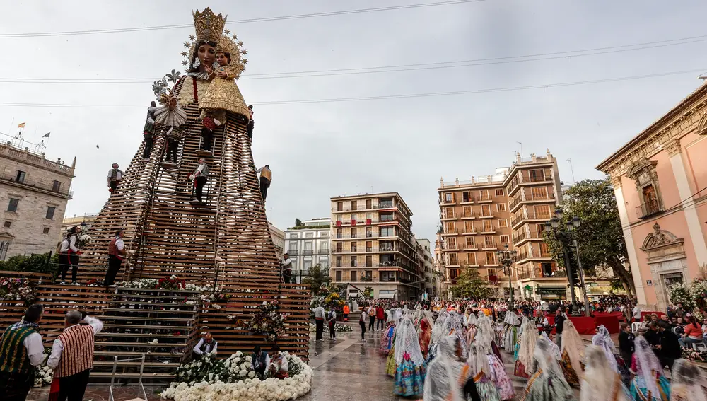 Ofrenda floral a la Virgen de los Desamparados
