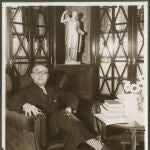 Gaziel retratado en una biblioteca en 1931