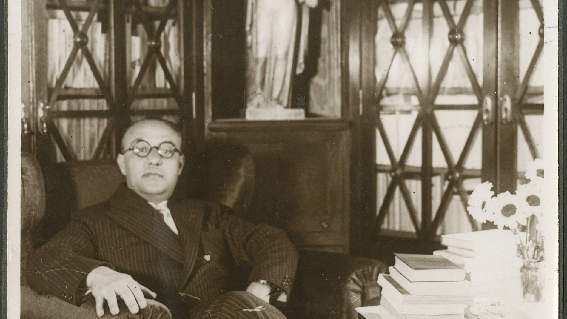Gaziel retratado en una biblioteca en 1931