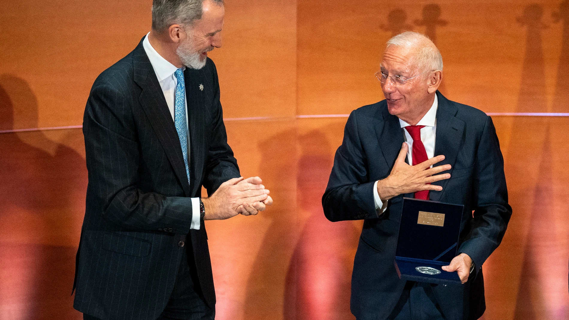 D. Isak Andic recibe el premio por parte de su Majestad el Rey durante la entrega del premio Reino de España a la Trayectoria Empresarial a D. Isak Andic, cofundador y presidente de Mango, Barcelona, 18 de Marzo de 2024. Joan Mateu Parra