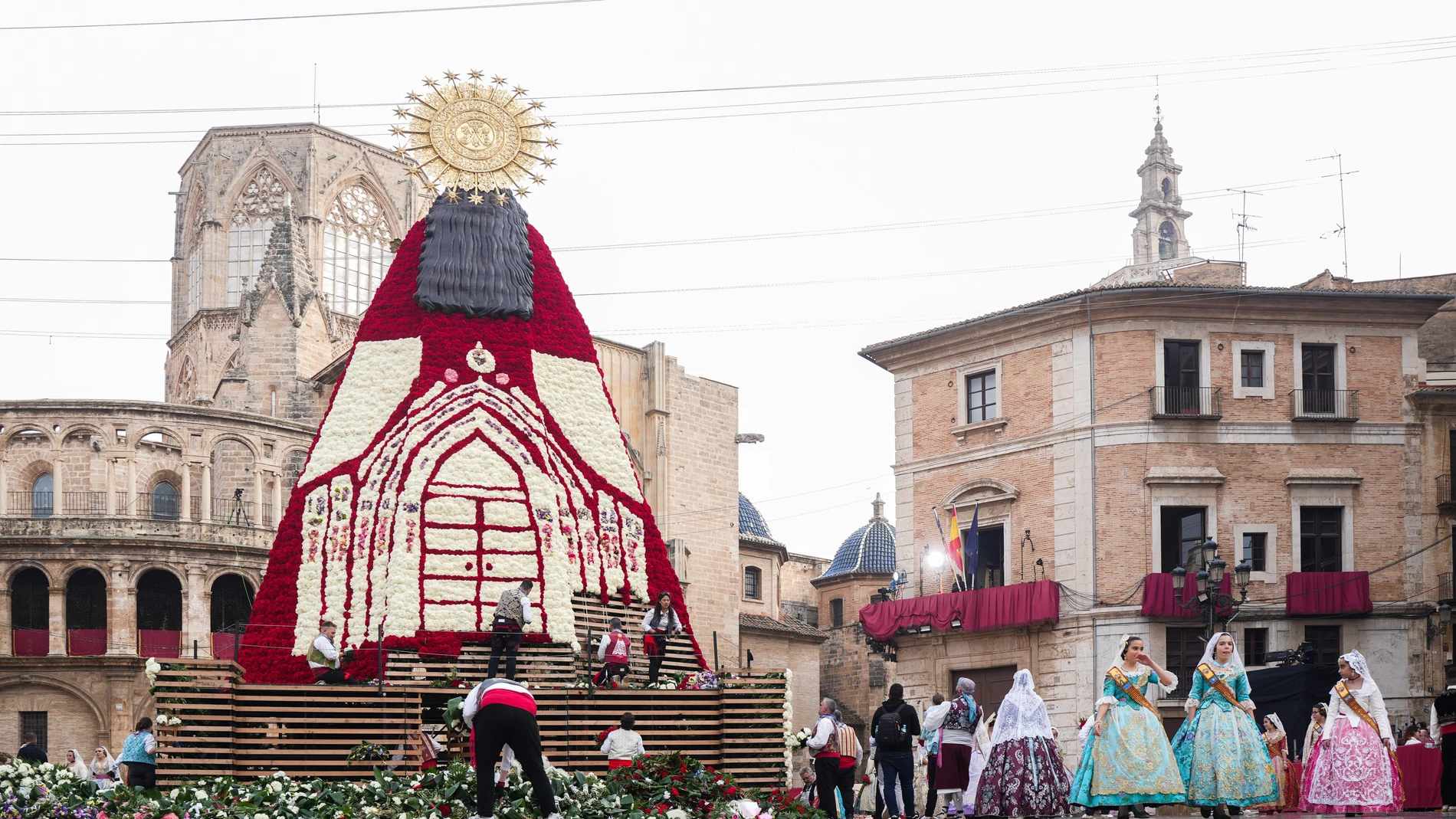 Vista de la Virgen de los Desamparados durante el segundo día de ofrenda floral, a 18 de marzo de 2024, en Valencia, Comunidad Valenciana (España). Las falleras vuelven a depositar hoy los ramos de flores que se colocan de forma ordenada en el catafalco de madera coronado por el busto de la Virgen de los Desamparados. Más de 95.000 ramos forman el manto de honor a la patrona de la ciudad. 18 MARZO 2024;VALENCIA;OFRENDA FLORAL;VIRGEN DE LOS DESAMPARADOS Jorge Gil / Europa Press 18/03/2024