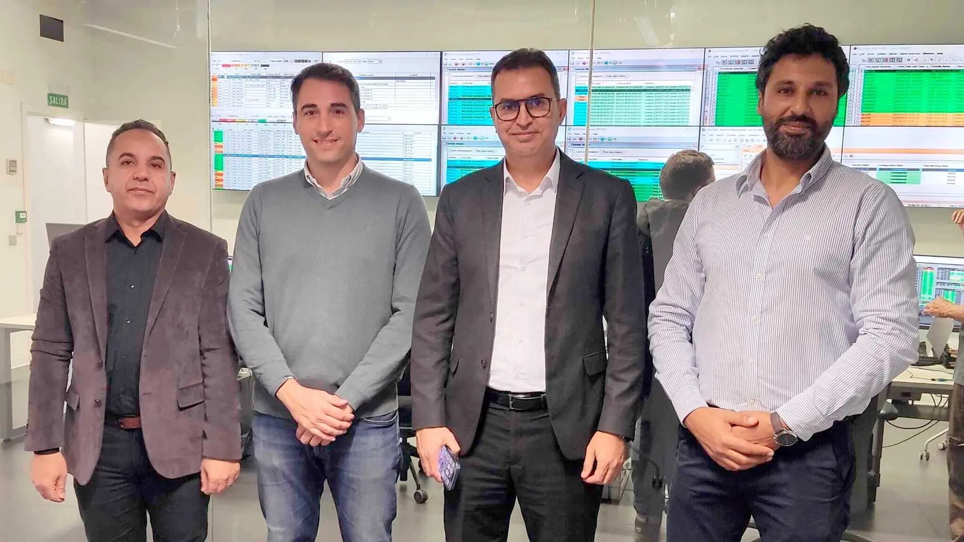 Carlos Suárez, director de CanaLink en la firma del acuerdo comercial con Mattel