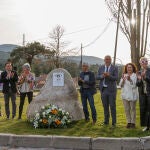 Miguel Ángel de Vicente junto a la familia de Julia Alonso y el monolito