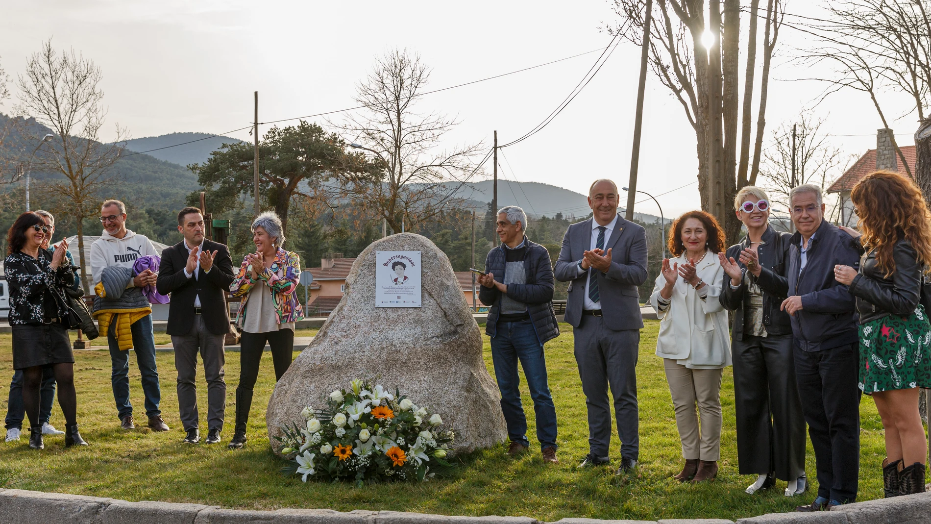Miguel Ángel de Vicente junto a la familia de Julia Alonso y el monolito
