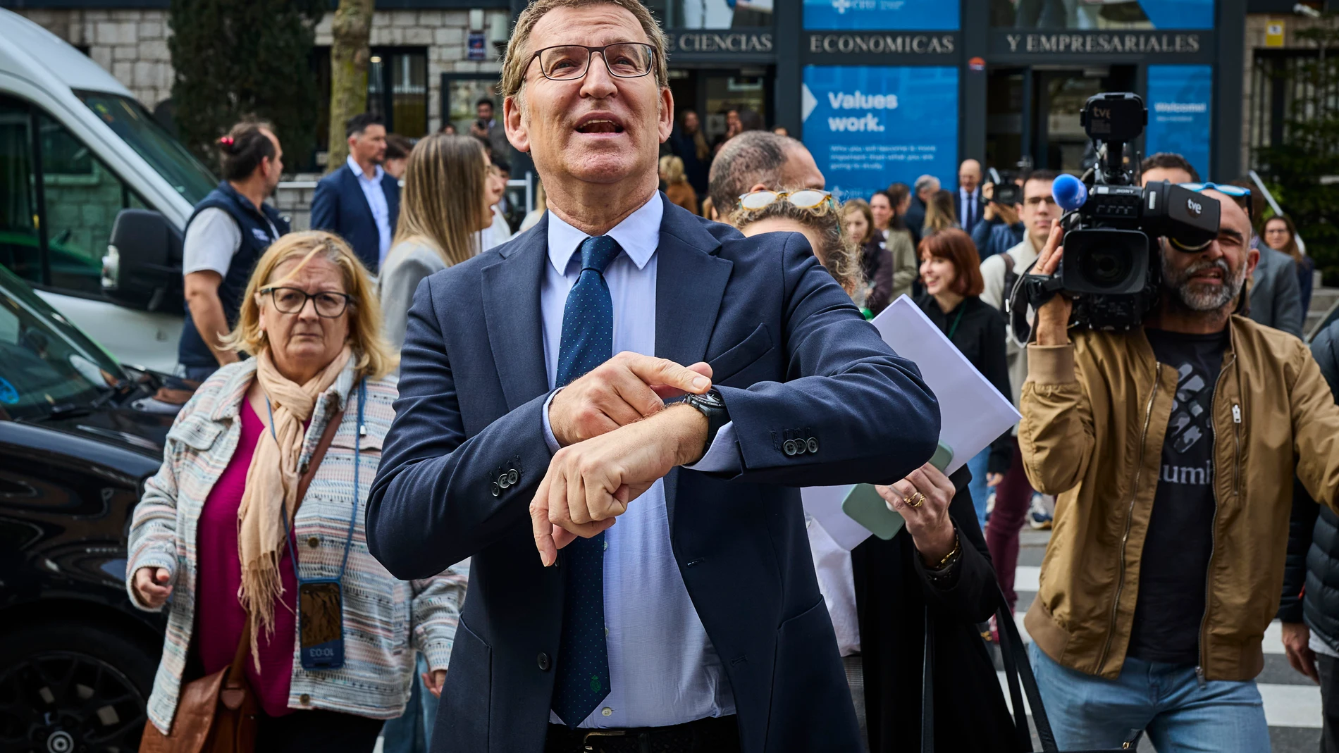 El líder del PP, Alberto Núñez Feijóo; la secretaria general del PP, Cuca Gamarra; el expresidente del Gobierno Mariano Rajoy, y el presidente de la ACdP y de la Fundación Universitaria San Pablo CEU, Alfonso Bullón de Mendoza asisten al homenaje al político Eugenio Nasarre, fallecido el pasado mes de enero, en un acto celebrado este lunes en la Universidad CEU San Pablo de Madrid © Alberto R. Roldán / Diario La Razón. 18 03 2024