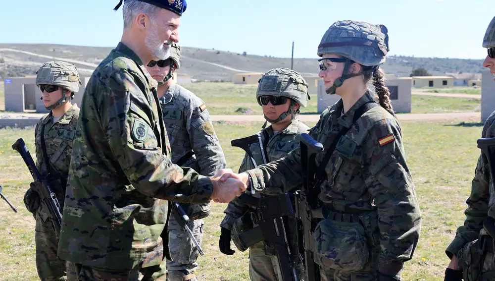 Felipe VI visita por sorpresa a la Princesa Leonor durante sus maniobras en San Gregorio