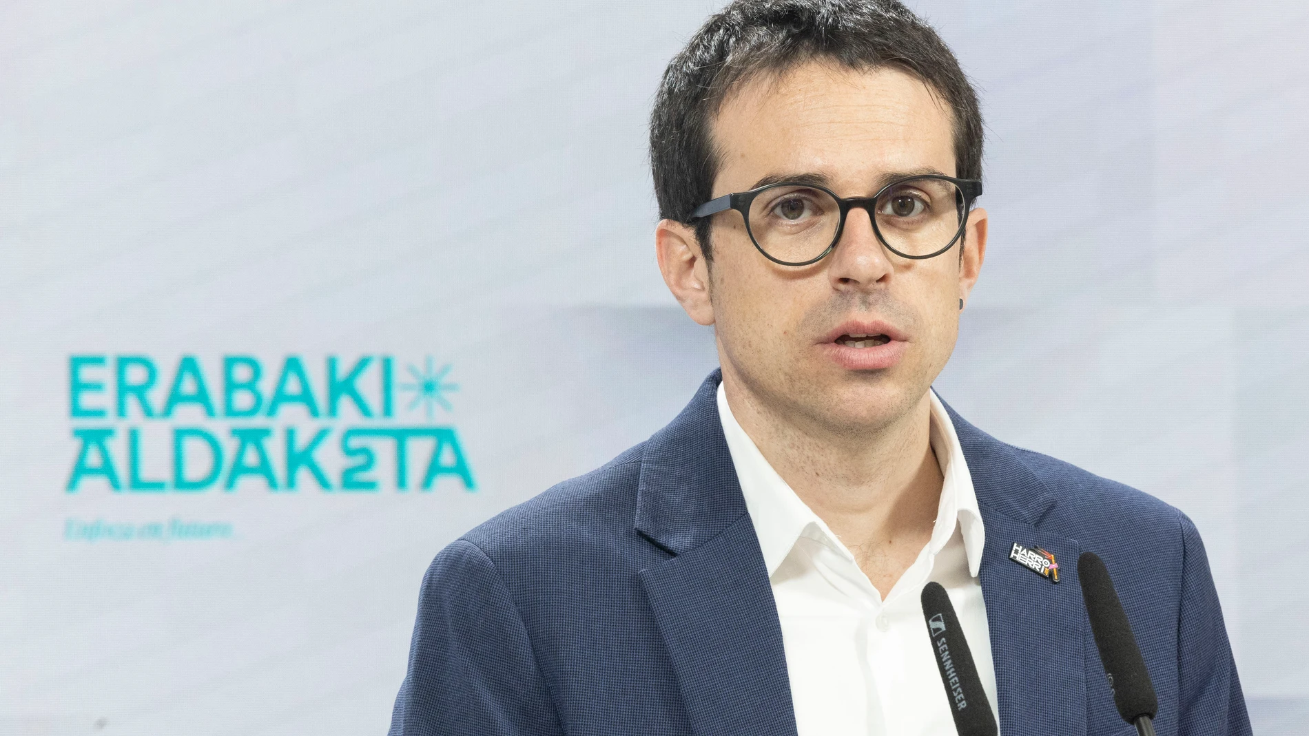 SAN SEBASTIÁN, 18/03/2024.- El candidato a lehendakari de EH Bildu, Pello Otxandiano, ha comparecido en rueda de prensa este lunes en San Sebastián. EFE/ Javier Etxezarreta