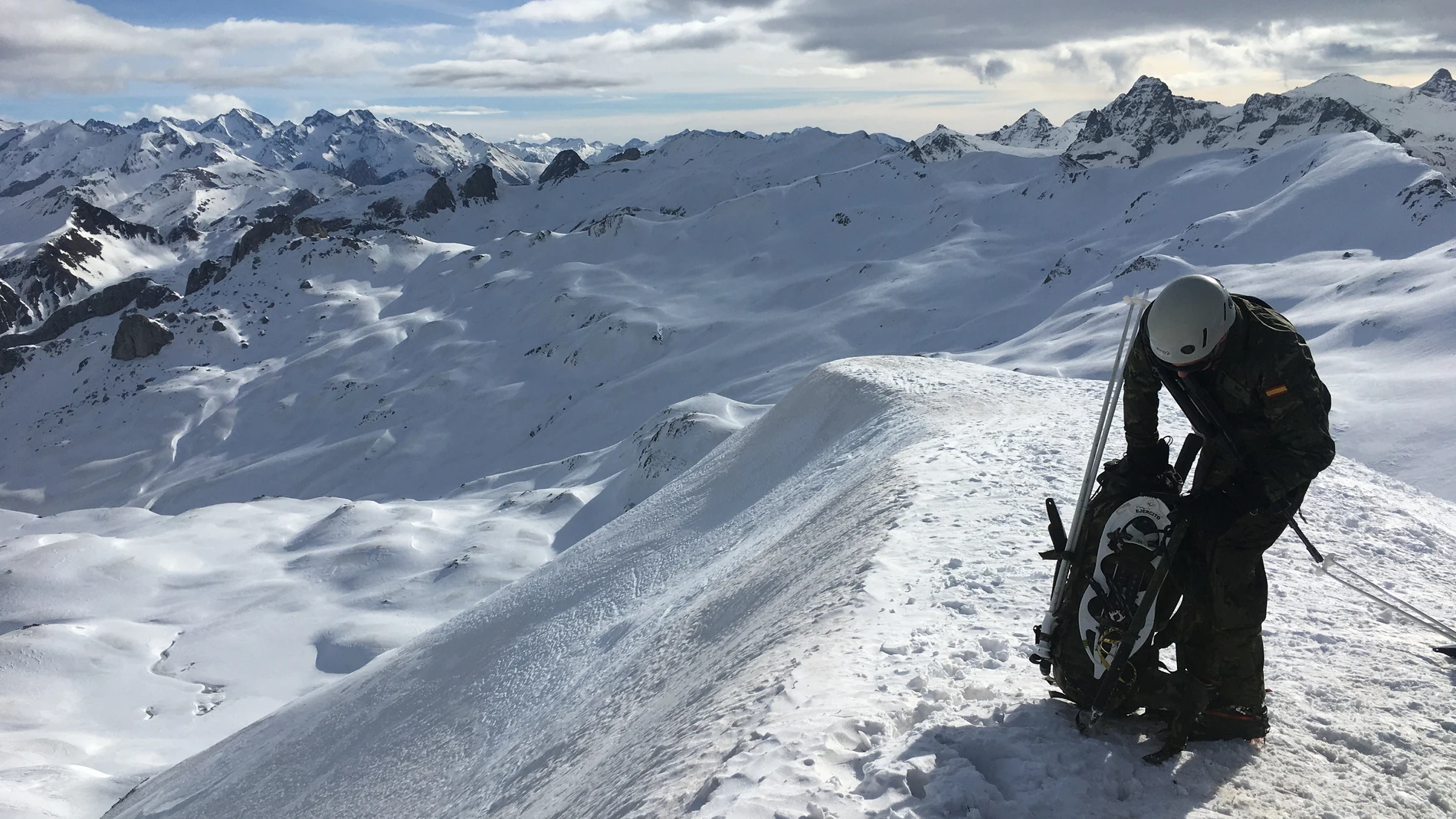 Un efectivo del Batallón Montejurra durante una marcha técnica en el Pirineo aragonés
